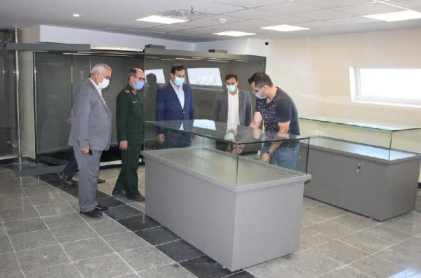 خبرنگاران ویترین های موزه دفاع مقدس تبریز نصب شد