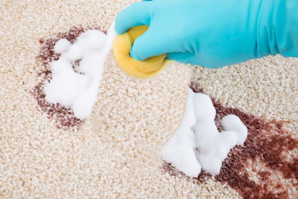 پاک کردن لکه های فرش با استفاده از کرم اصلاح